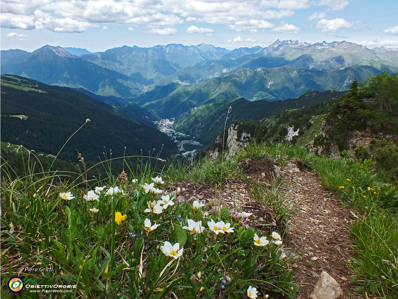 52 con vista a picco sulla vallata di Piazzatorre....JPG